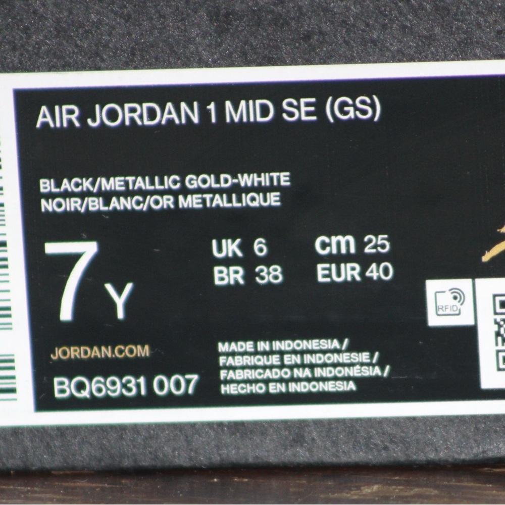 AIR JORDAN 1 MID SE size 7Y